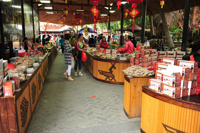 繼續(xù)前往椰田古寨,是一個景觀、管理、游覽、情景互動各方面感覺都比較好的人造人文景觀旅游區(qū)