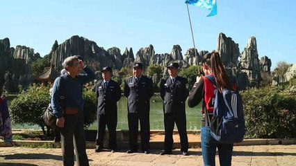 安徽游客拾金不昧 在石林景區傳遞正能量