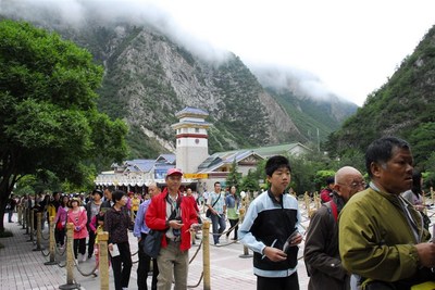 九寨溝單日游客破2萬，景區(qū)管理如何應(yīng)對(duì)春游高峰？